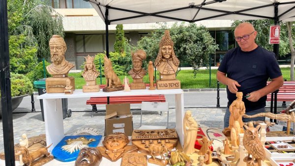 Despre sculptorul care dă viață istoriei în lemn și arta sa tot mai puțin văzută
