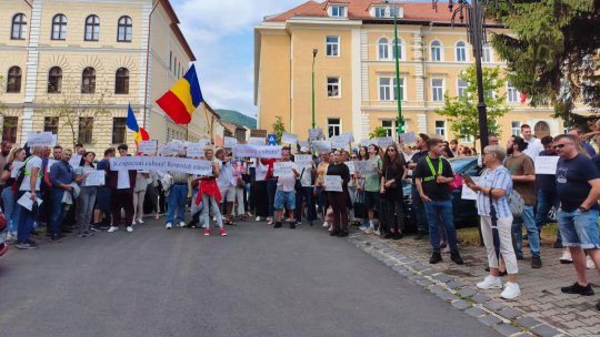 VIDEO Aproximativ 100 de angajați ai Operei Brașov au cerut astăzi, în fața Prefecturii, demisia managerului interimar Lucian Petrean