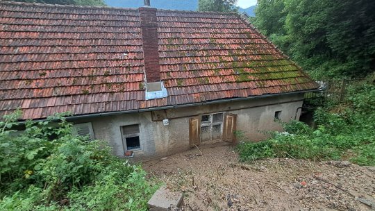 Casă veche de aproape 100 de ani, din Șcheii Brașovului, aproape îngropată de mâl în urma ploilor abundente de ieri