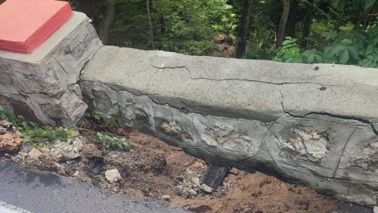 Din cauza ploilor abundente de ieri, o porțiune de 30 metri din zidul de sprijin al drumului spre Poiana Brașov s-a surpat