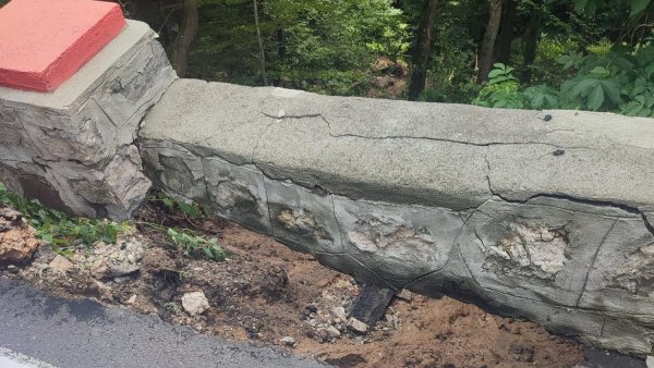 Din cauza ploilor abundente de ieri, o porțiune de 30 metri din zidul de sprijin al drumului spre Poiana Brașov s-a surpat