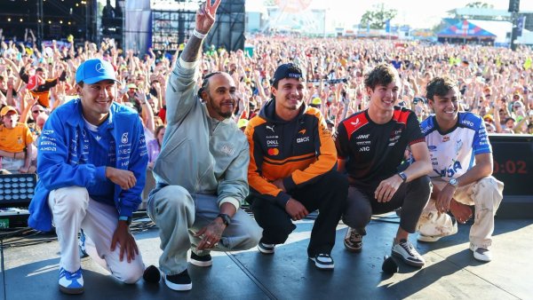 Piloţii de Formula 1 vor conduce 22 de mini-maşini Lego înaintea Marelui Premiu al Marii Britanii