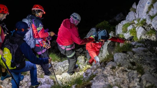 Turiști polonezi surprinși de noapte pe munte, salvați de Salvamont Zărnești