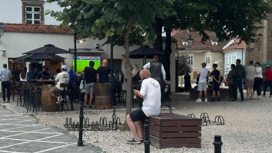 Terasele se transformă în mici stadioane pentru fanii fotbalului