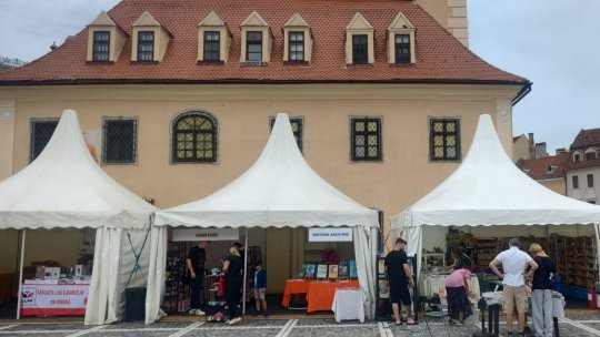 Târgul Gaudeamus Radio România este în plină desfășurare în Piața Sfatului din Brașov