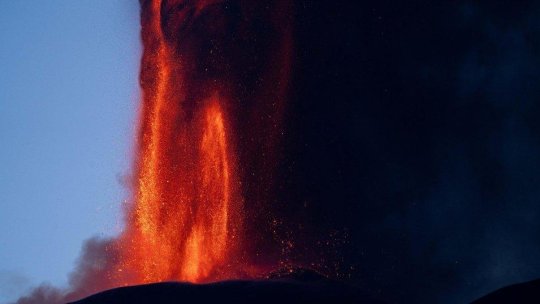 O nouă erupție a vulcanului Etna perturbă traficul aerian în Sicilia