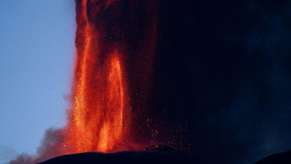 O nouă erupție a vulcanului Etna perturbă traficul aerian în Sicilia