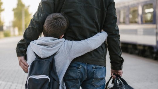 Salvați Copiii: „Sună-i zilnic” - Apel pentru părinții plecați în străinătate