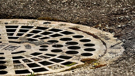 Rețeliștii din Brașov au un an să aducă capacele de canal la nivelul asfaltului