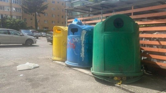Peste 100 de metri cubi de deșeuri au fost scoase din două apartamente din oraș