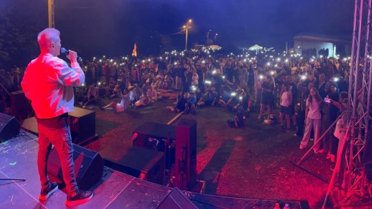 Peste 2.000 de persoane la festivalul de folk „Vama de la Munte”. Astăzi cântă Iris