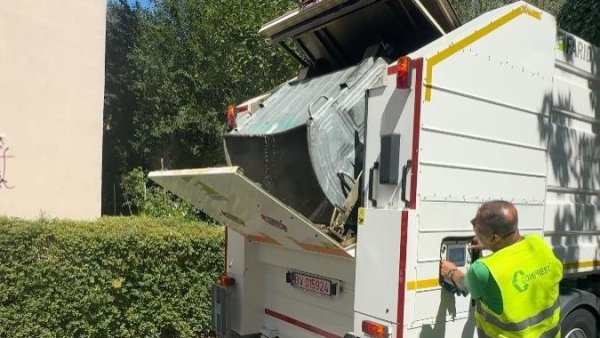 Comprest introduce pe străzile Brașovului o nouă autospecială pentru spălarea și igienizarea pubelelor