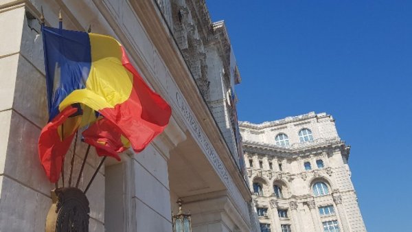 Cele două Camere ale Parlamentului dezbat la acestă oră două proiecte de lege, jaloane în PNRR