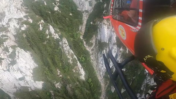 Doi turiști, extrași cu elicopterul dintr-un traseu nemarcat în Piatra Craiului