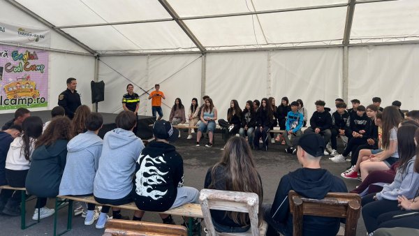 Tinerii din taberele din Brașov, încurajați să devină polițiști. IPJ Brașov promovează cariera în MAI