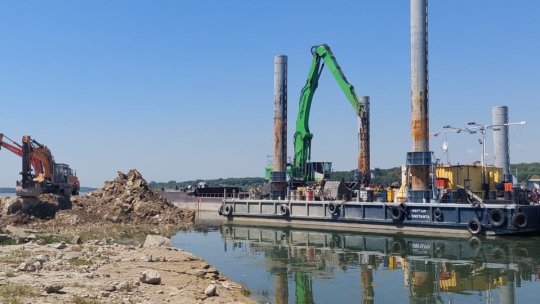 Autorităţile au amânat pentru azi scufundarea barjelor în Dunăre