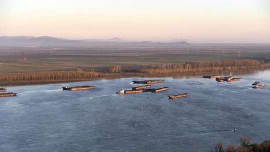Zeci barje şi convoaie fluviale sunt obligate să staţioneze în zona Giurgiu-Ruse din cauza nivelului scăzut al Dunării