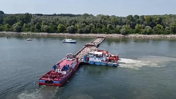 A început scufundarea în Dunăre a celor patru barje