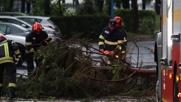 Intervenții ale pompierilor după ploaia torențială din Brașov | FOTO