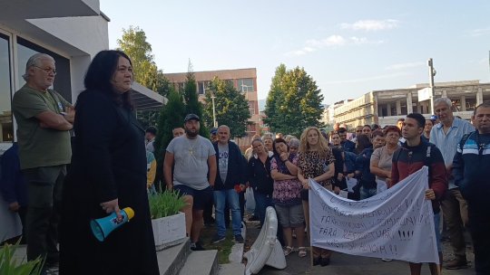 O nouă zi cu protest al muncitorilor Carfil în fața fabricii