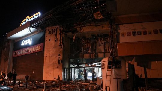 Cel puţin 2 persoane ucise şi 20 rănite într-un bombardament rusesc asupra unui centru comercial din oraşul Sumî