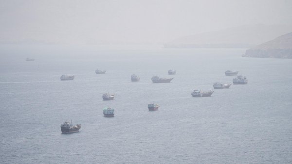 Preţul petrolului Brent se menţine la nivelul de 107 dolari