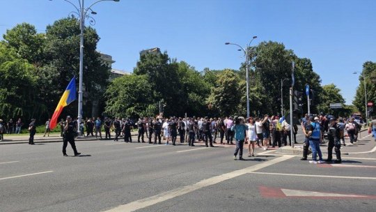 Sute de oieri protestează în faţa Guvernului