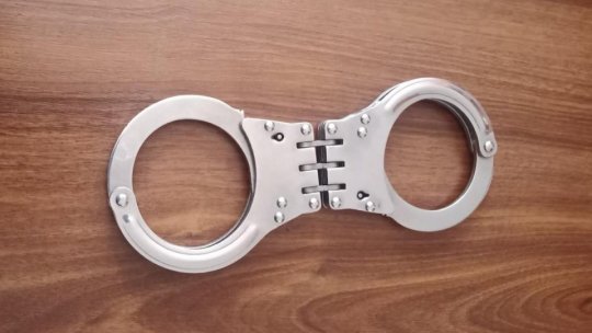 Braşovean arestat preventiv, după ce a furat alcool şi ţigări din trei magazine şi a condus beat