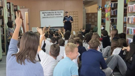 Polițiștii brașoveni, activități de prevenire alături de elevi. Siguranța online, în prim-plan