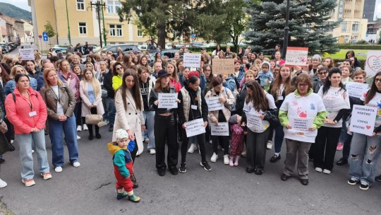 Protest la Prefectura Brașov. Părinții cer mai multe îngrijitoare în creșe