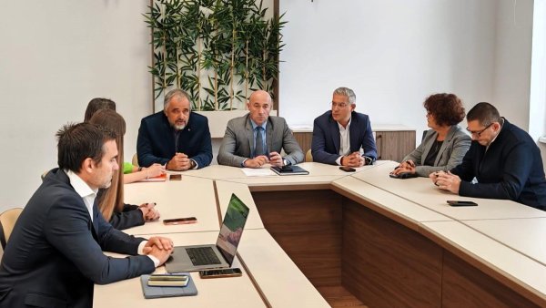 Se caută soluții pentru personalul din creșele Brașovului. Discuții la Prefectură, după protestul părinților
