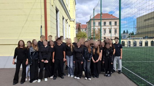O parte dintre elevii brașoveni au venit astăzi la școală îmbrăcați în negru