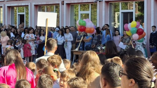 Aproximativ trei milioane de copii și adolescenți au intrat luni în sălile de clasă