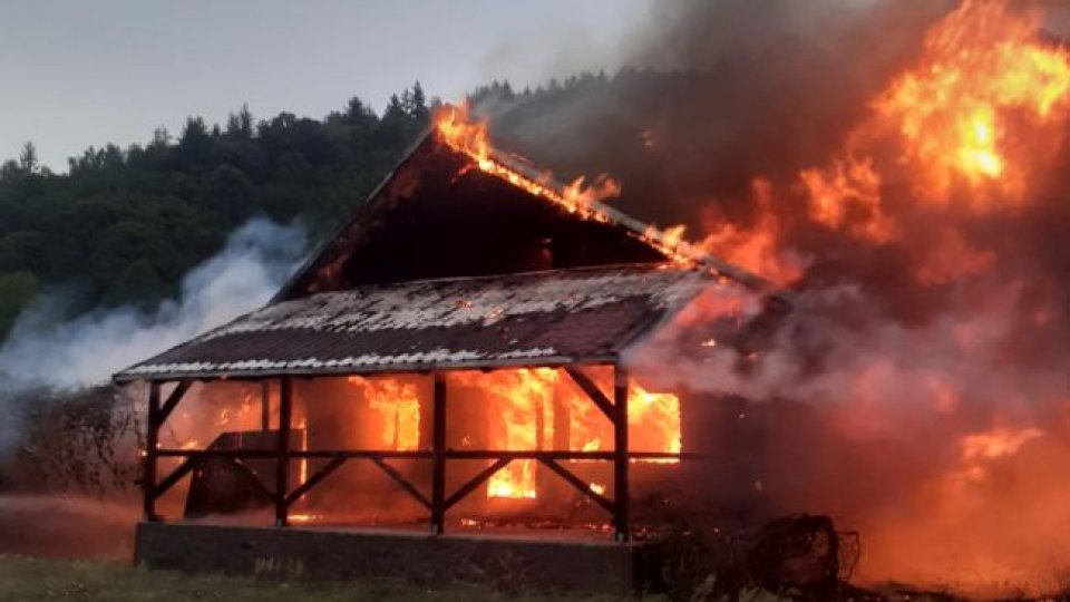 Incendiu puternic la o cabană în zona Plaiul Foii