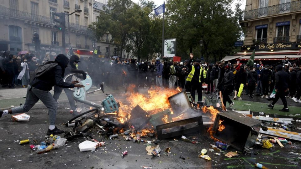 Proteste în mai multe țări europene față de scăderea nivelului de trai. Cele mai mari violențe, în Franța