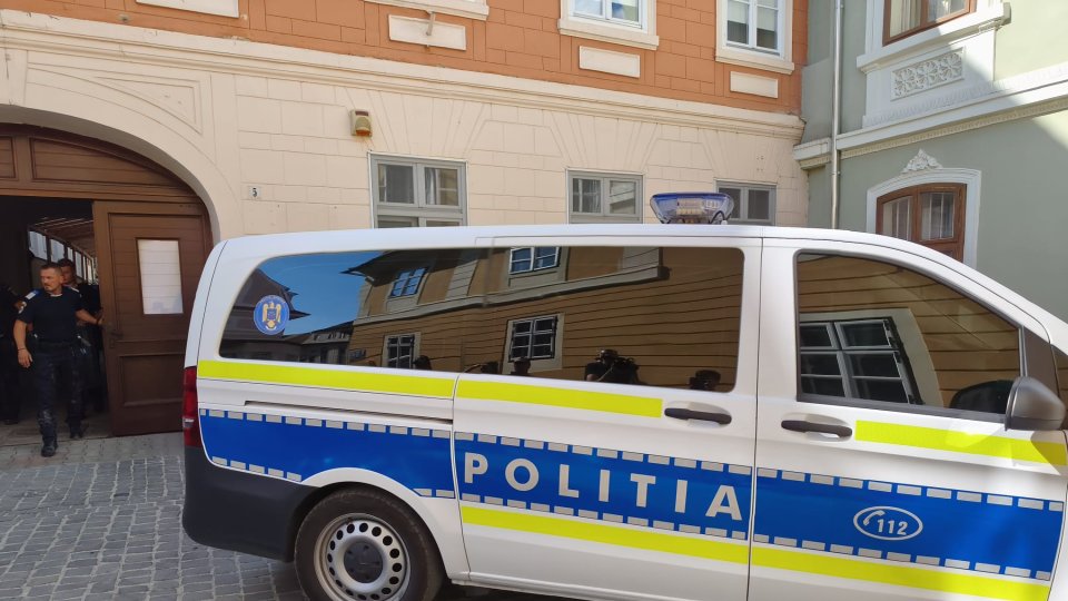 Trei dintre suspecții implicați în confruntarea din stradă cu oamenii legii au fost reținuți pentru 24 de ore