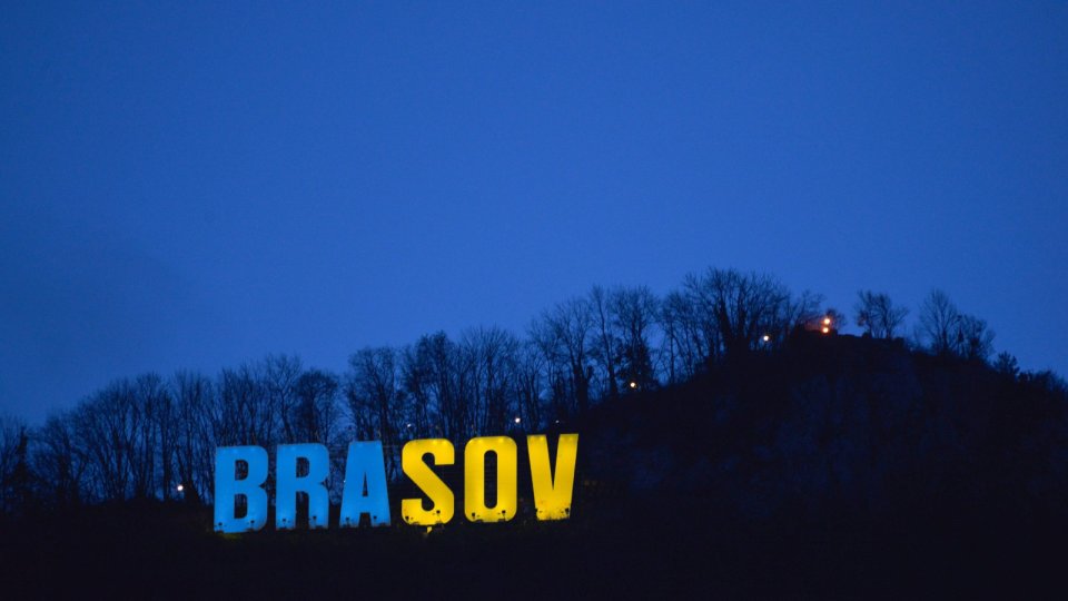 Literele de pe Tâmpa, iluminate în culorile drapelului Ucrainei