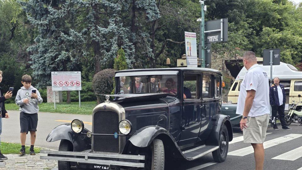 Mașini istorice în centrul Brașovului, la Retroparada Verii