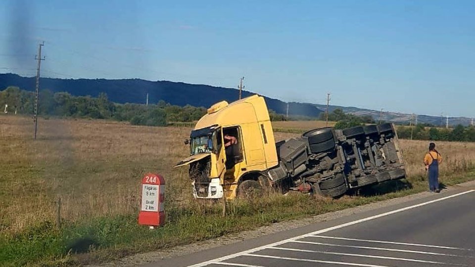 Accident pe DN1, în zona localității Voila. O cisternă încărcată cu acid sulfuric s-a răsturnat în afara părții carosabile