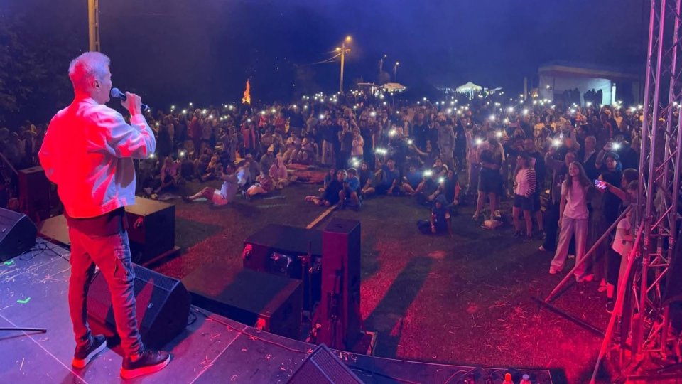 Peste 2.000 de persoane la festivalul de folk „Vama de la Munte”