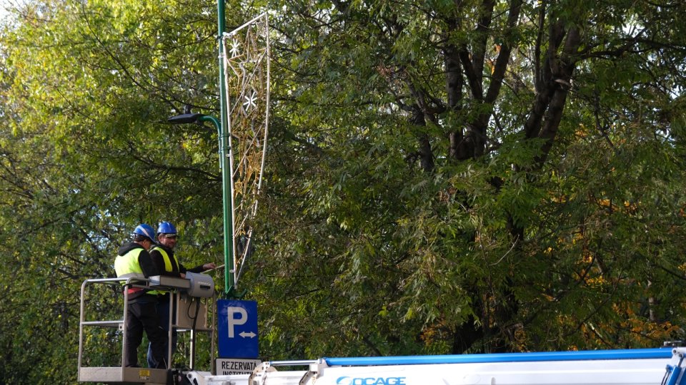 A început montarea iluminatului festiv. 1,3 milioane de beculețe pregătite pentru perioada sărbătorilor