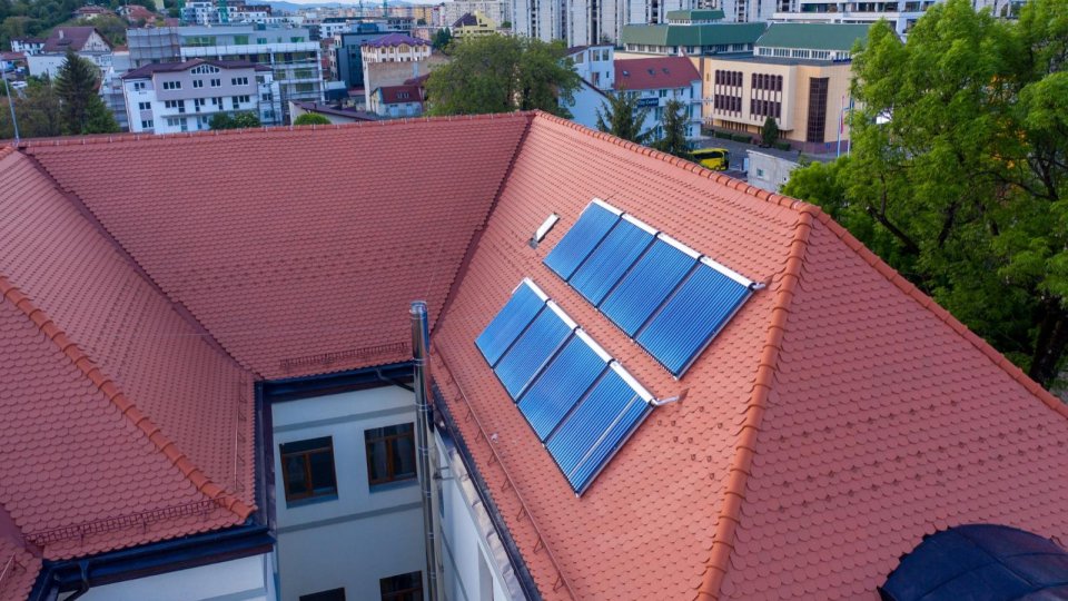10 școli și colegii din Brașov își vor produce singure energia necesară funcționării