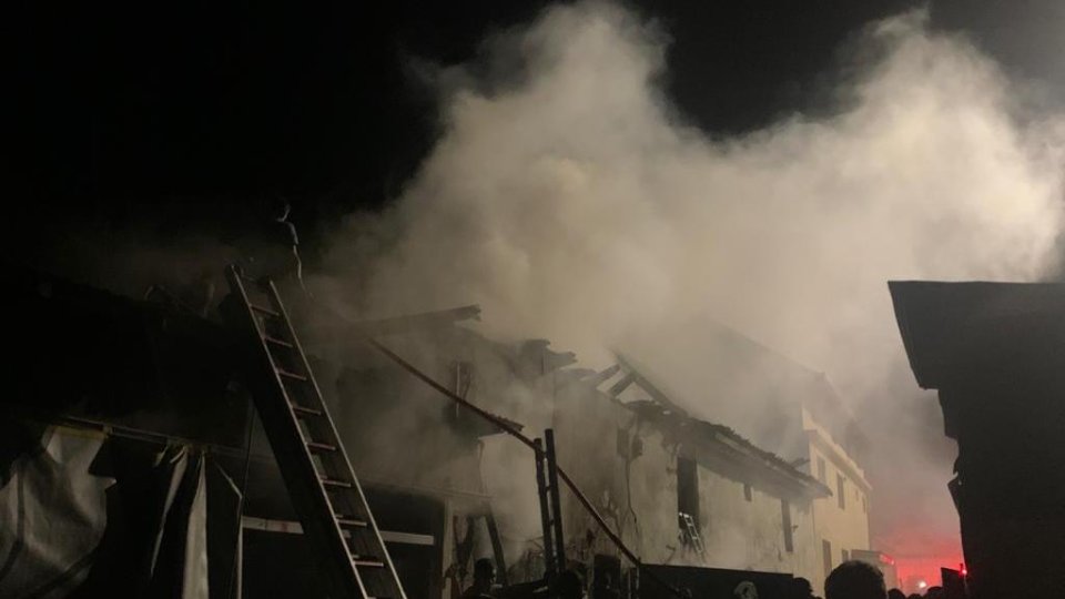 Incendiu la o hală din Brașov