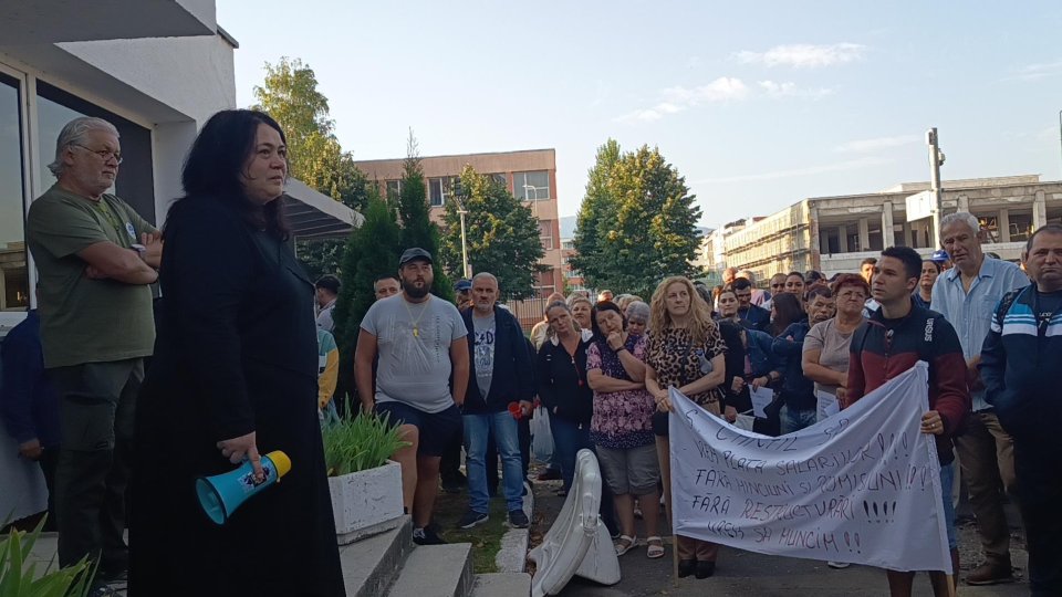 O nouă zi cu protest al muncitorilor Carfil în fața fabricii