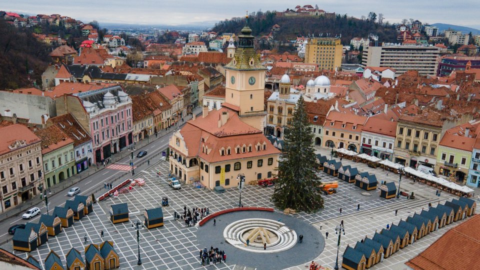 Brașovenii și turiștii, sfătuiți să vină cu autobuzul la ceremonia de aprindere a iluminatului festiv