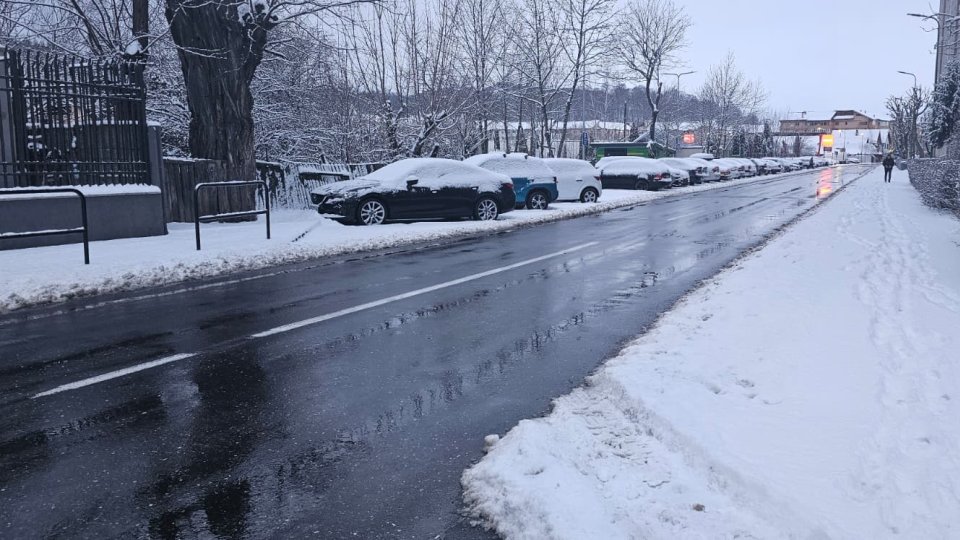 52 de utilaje de deszăpezire au acționat, pe timpul nopții, în oraș și în Poiana Brașov