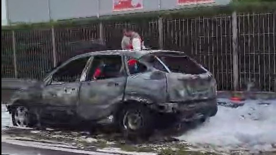 Un autoturism a luat foc pe strada Griviței