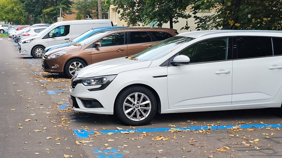 Locuri de parcare libere, scoase la licitație