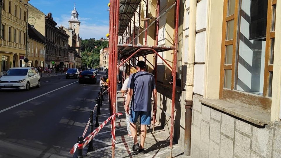 Ocoliți zona în care se fac temporar lucrări!