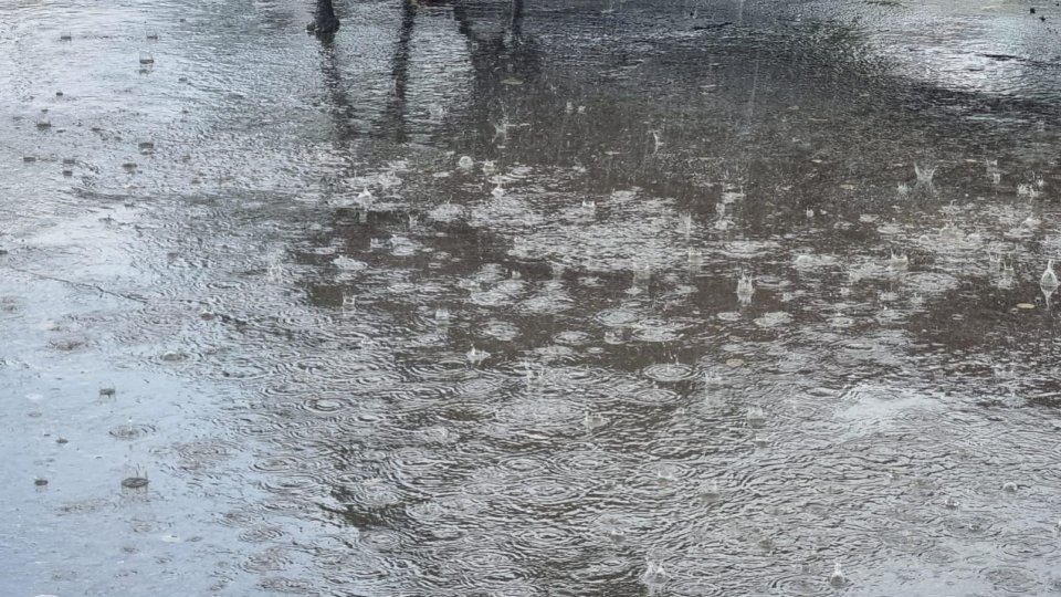 România, între nopţi tropicale şi ploi torenţiale